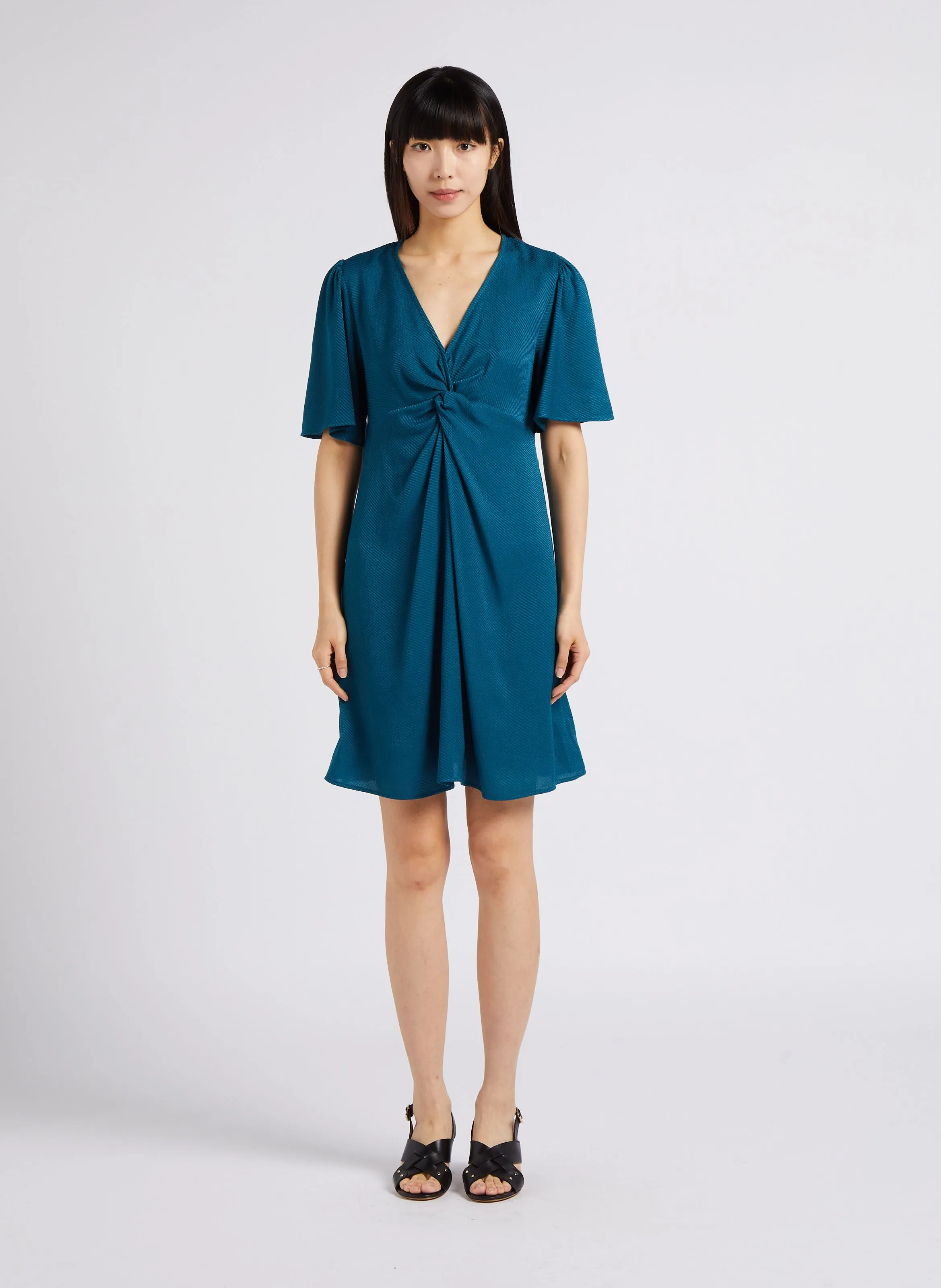 ATHENA BIS - Vestido corto evasé con cuello de pico en azul