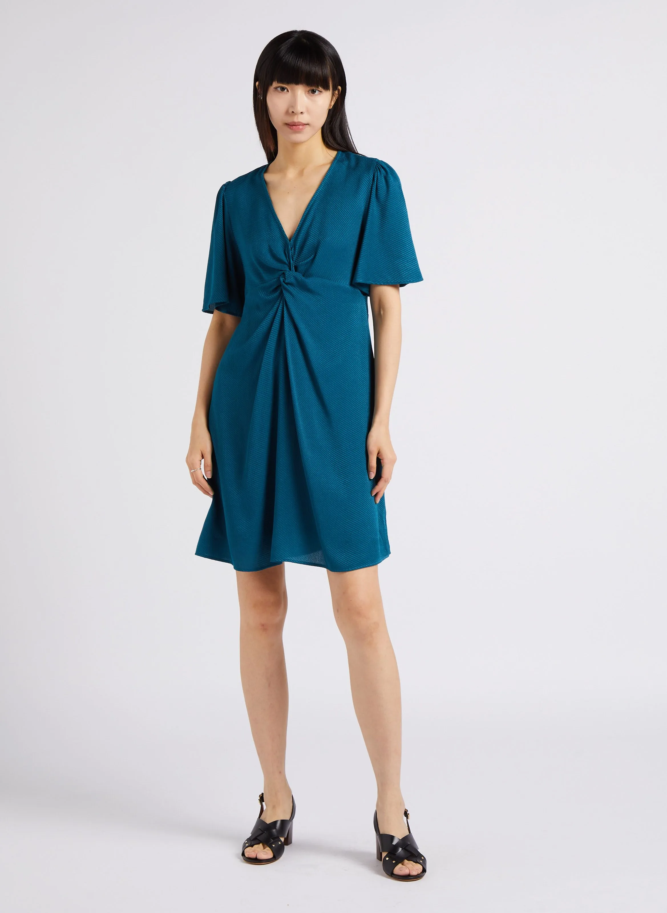 ATHENA BIS - Vestido corto evasé con cuello de pico en azul