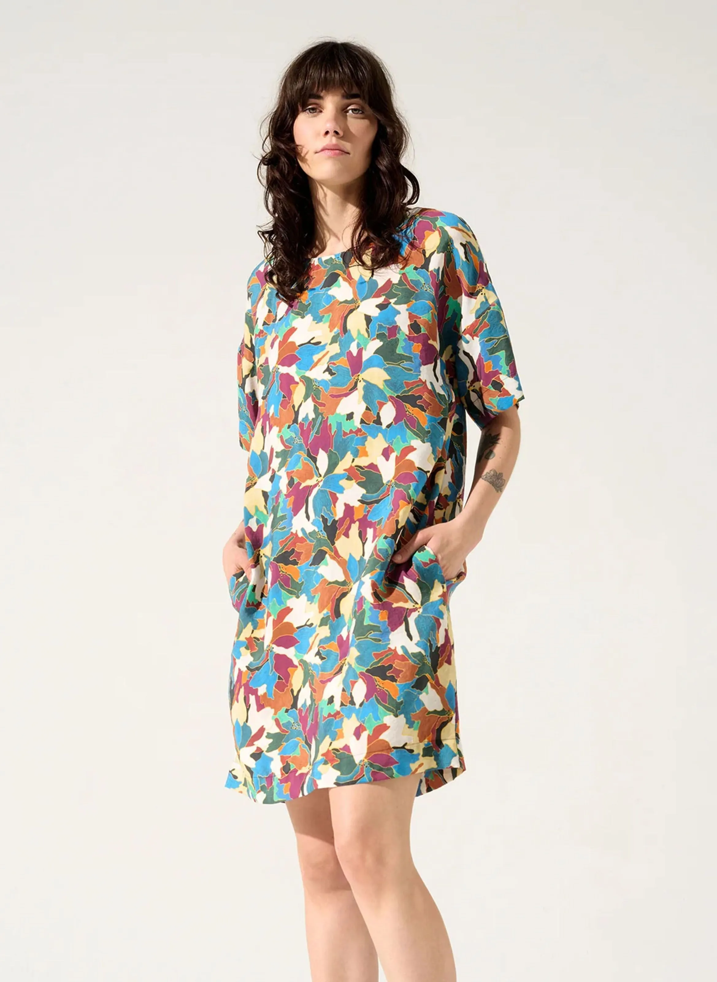 BLOOM - Vestido midi con estampado de flores y cuello redondo en azul