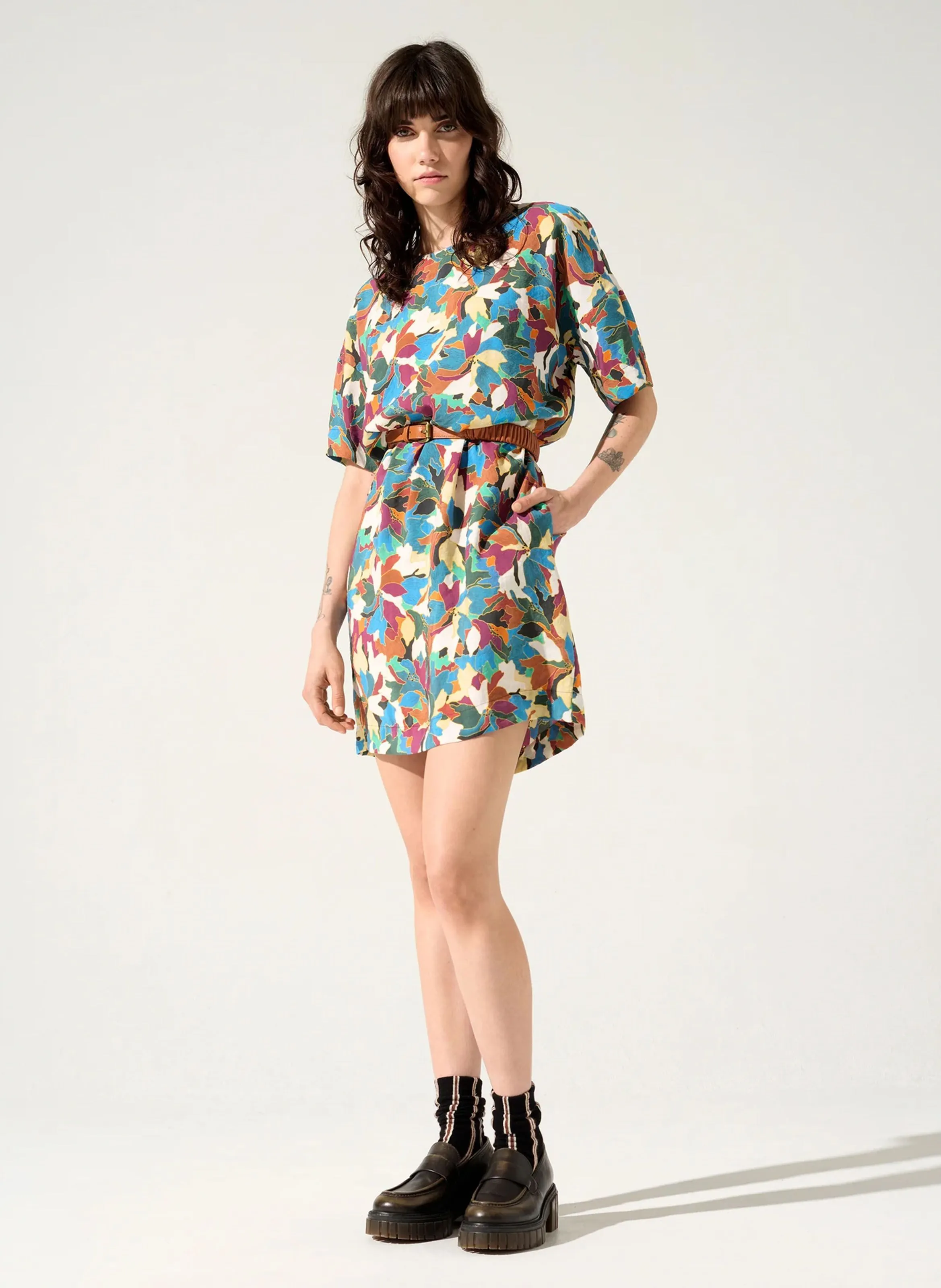 BLOOM - Vestido midi con estampado de flores y cuello redondo en azul