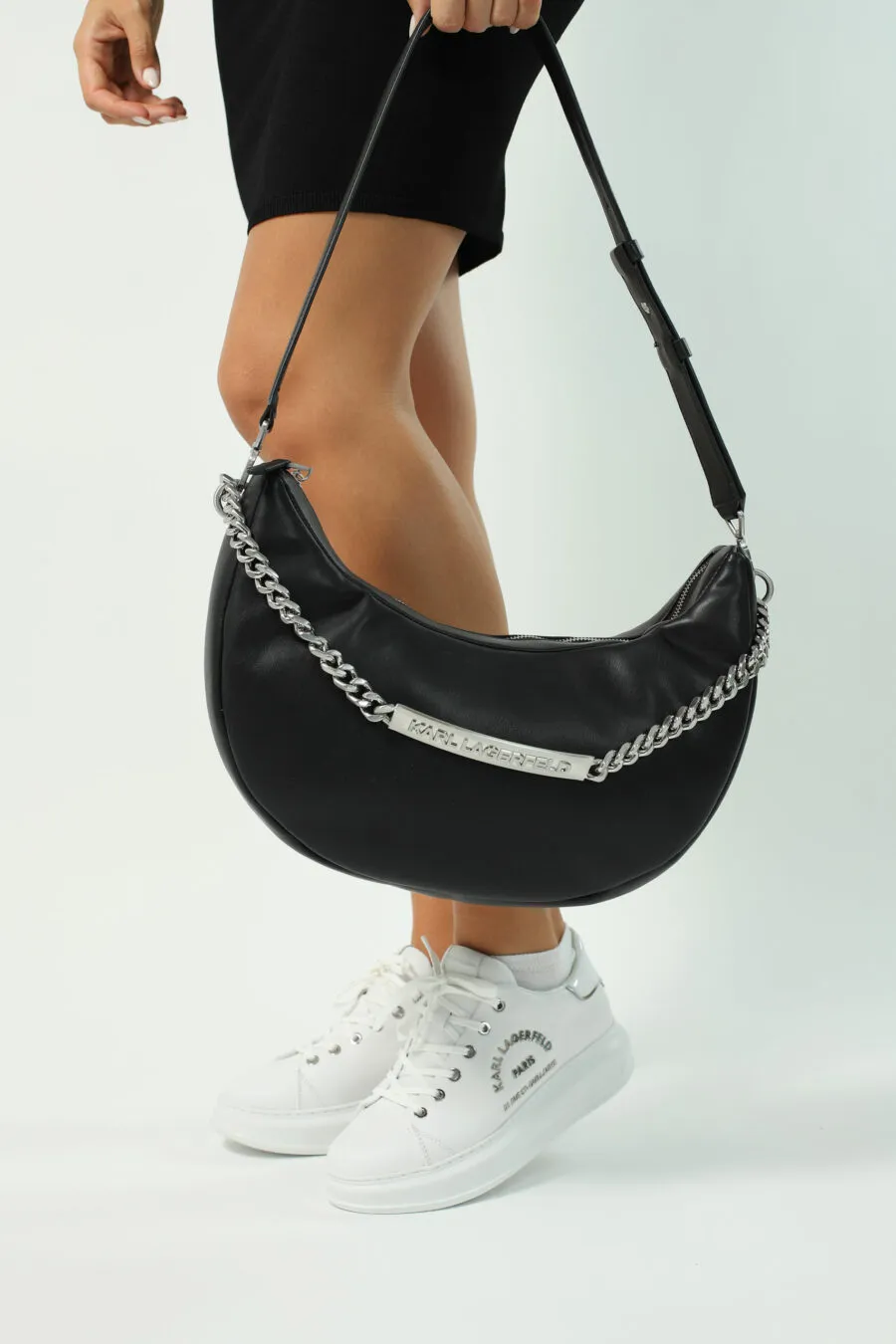 Bolso negro estilo hobo con cadena plateada