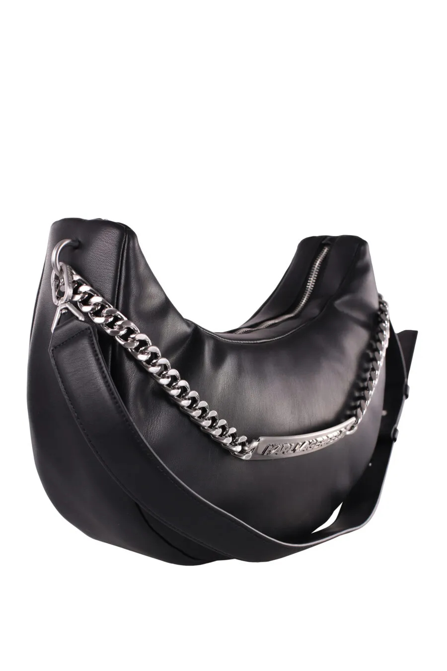 Bolso negro estilo hobo con cadena plateada