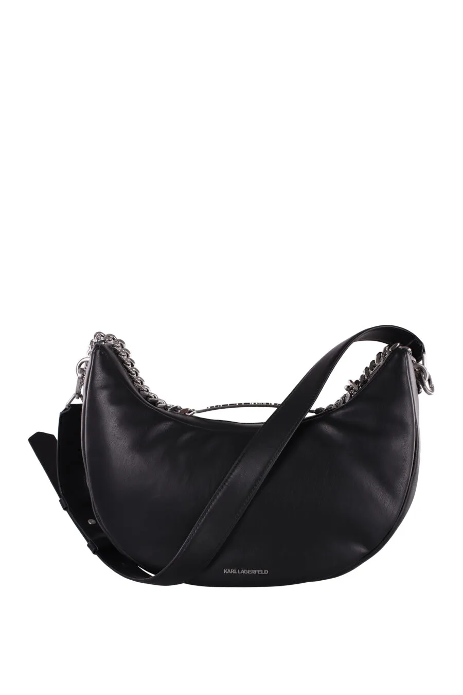 Bolso negro estilo hobo con cadena plateada