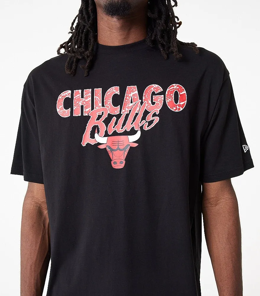 camisa New Era Team Script Oversized NBA Chicago Bulls - Black/Faded Red - men´s