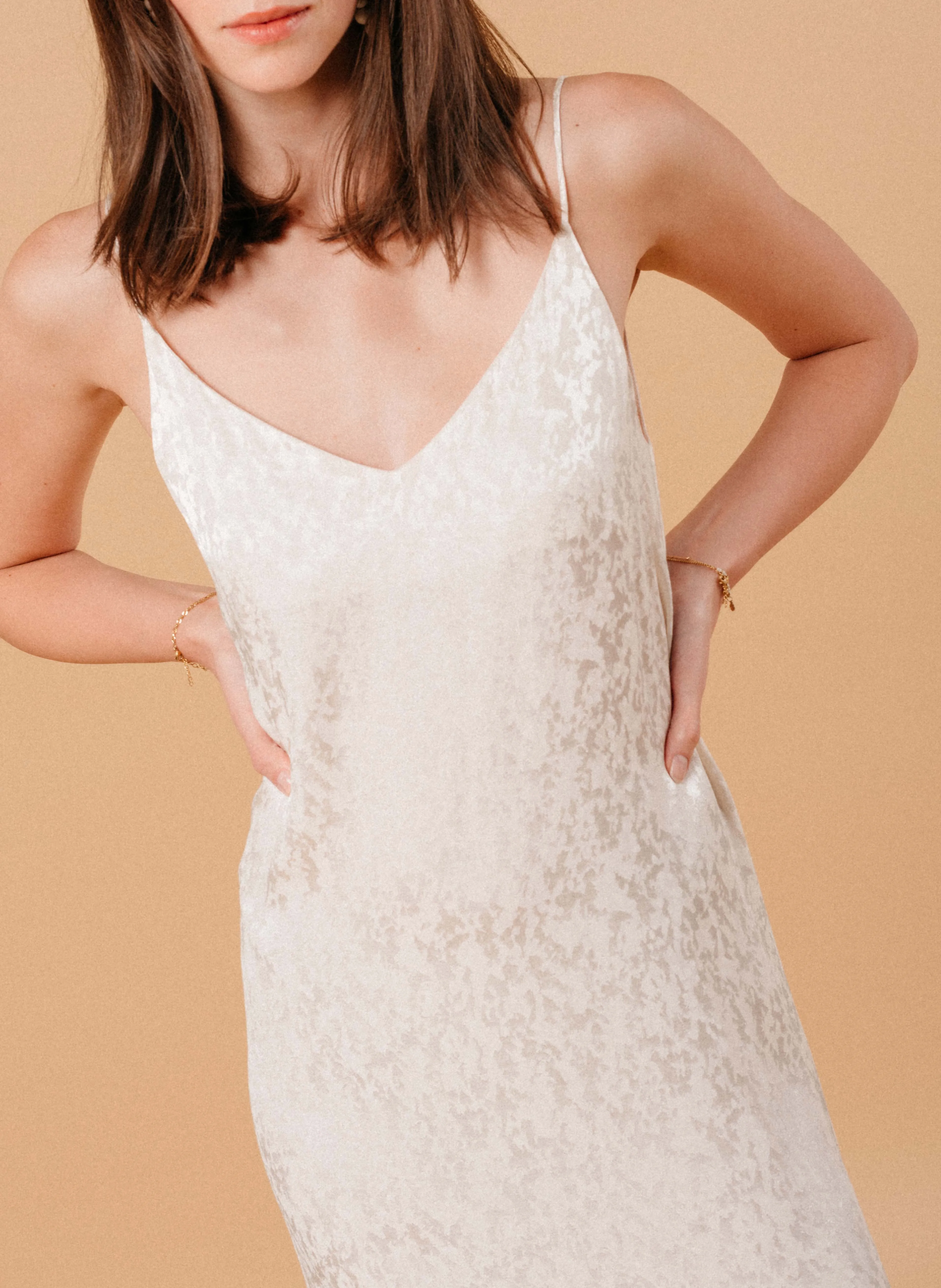 MICHAELA - Vestido largo evasé con cuello de pico en blanco