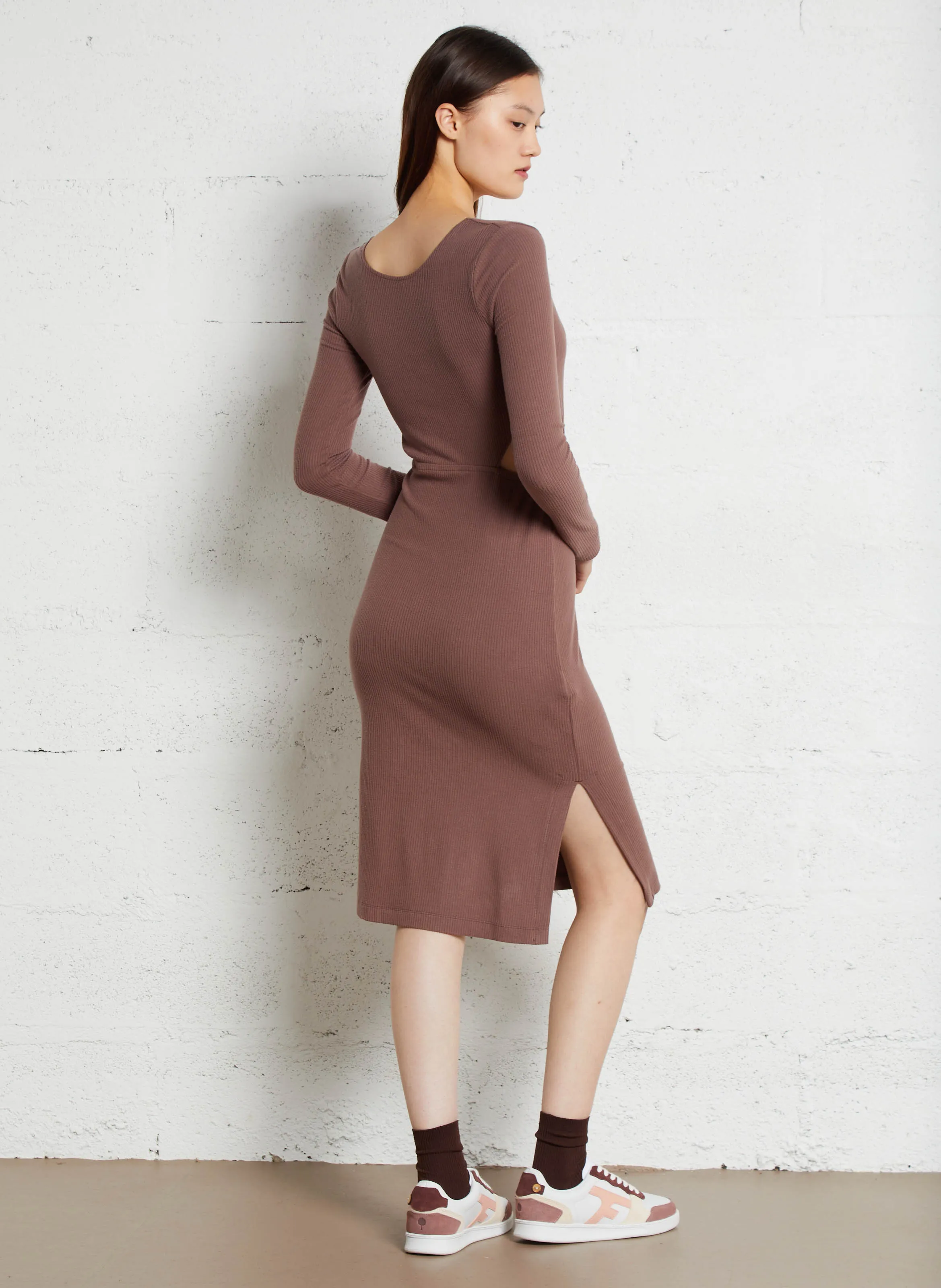 SUNNY DAY - Vestido midi ajustado de punto en marron