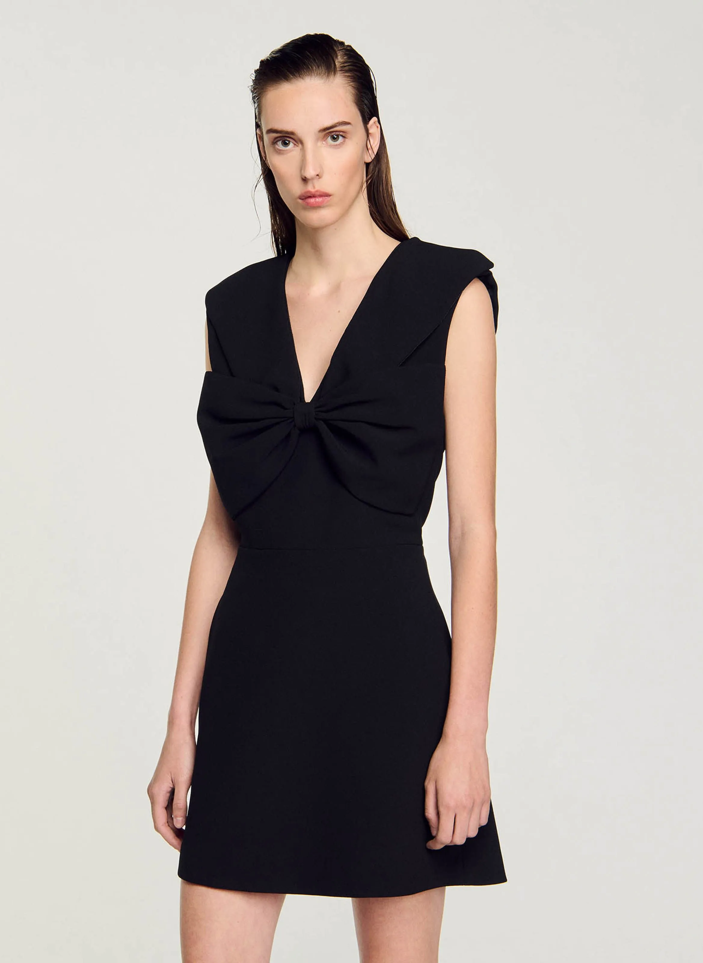 Vestido corto con cuello de pico en negro