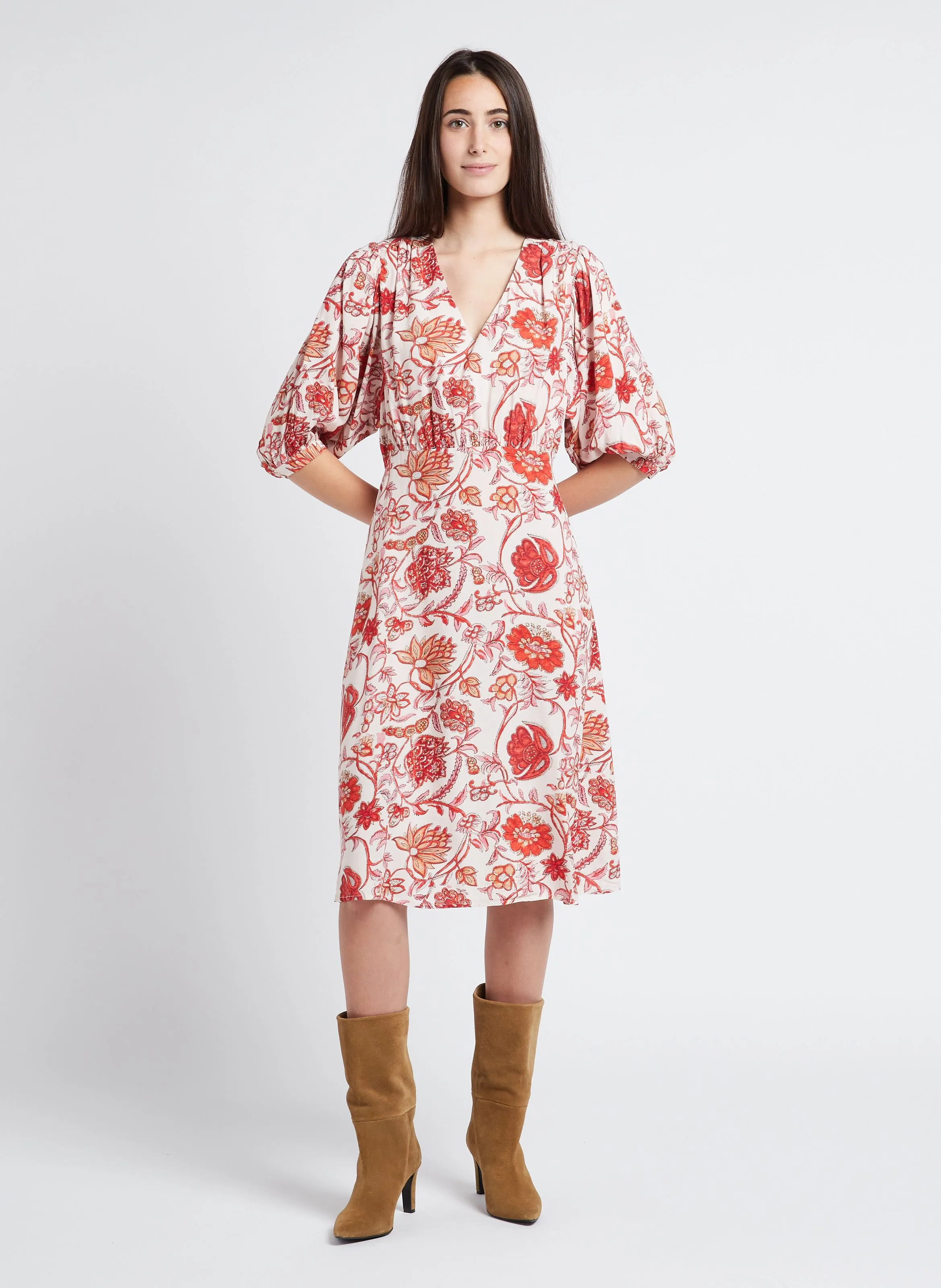 Vestido midi con cuello de pico y estampado floral en rojo