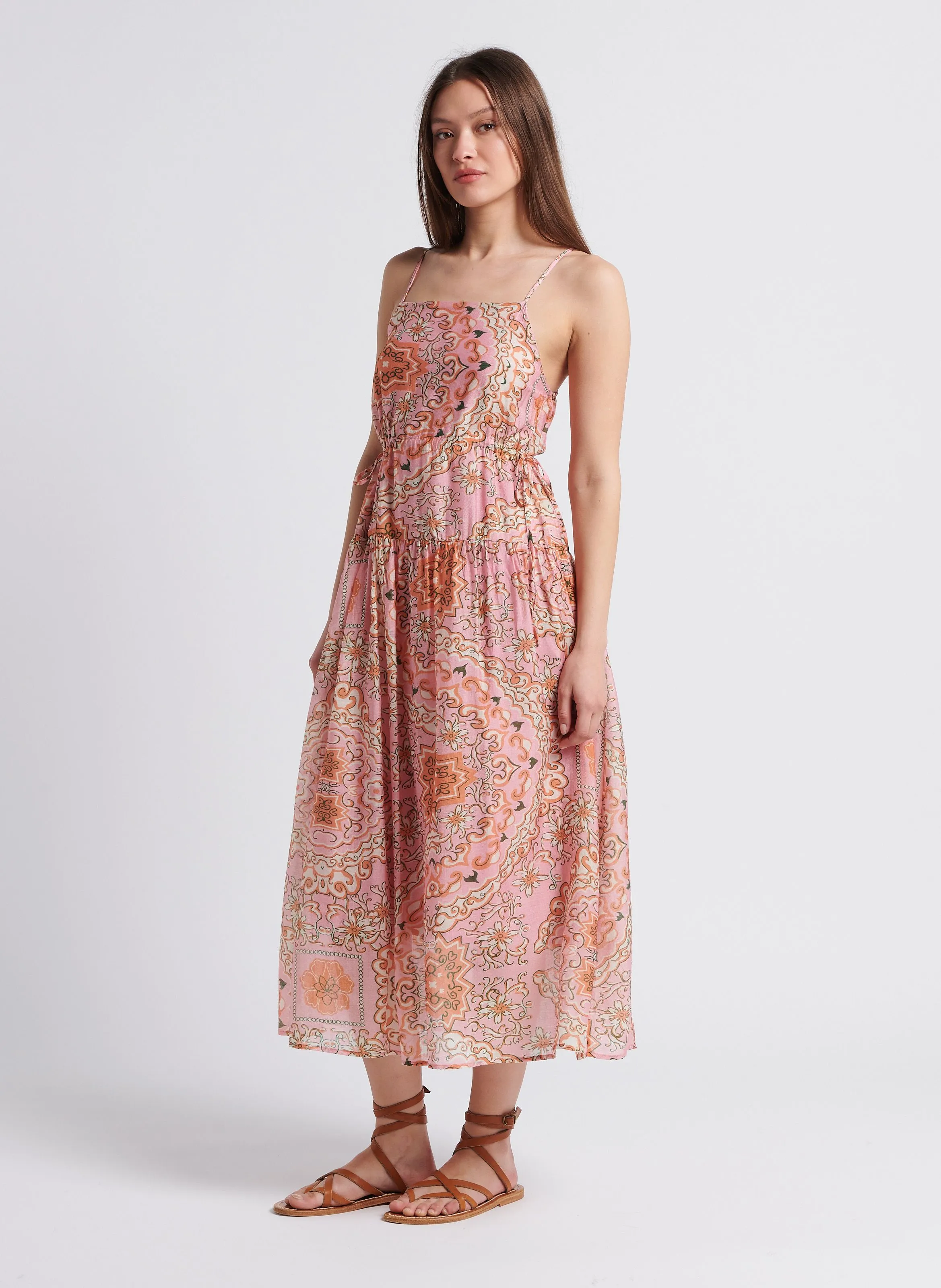 Vestido midi con estampado de flores en rosa